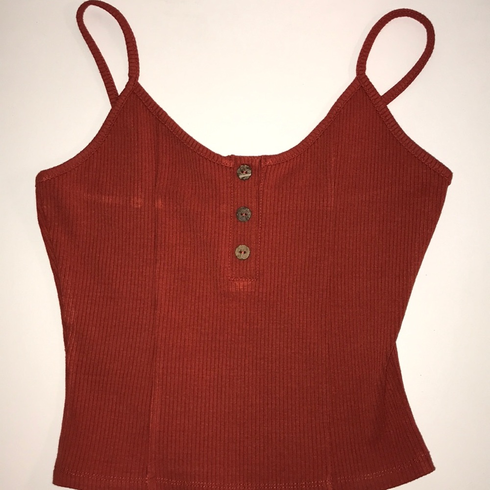 Cropped button tank top.
